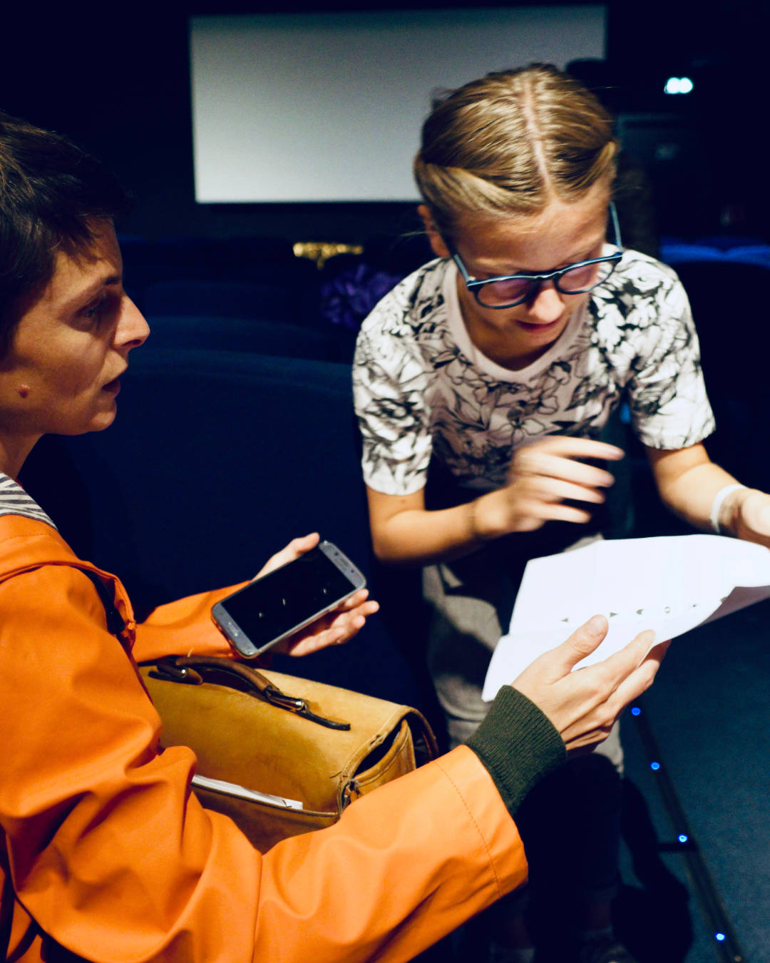 Les spectateurs en mission pour lancer un film à temps, dans une salle de cinéma