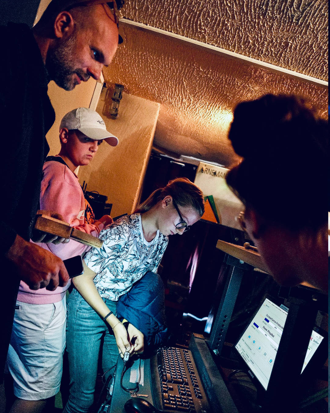 Participants dans la cabine de projection du mini escape game événementiel au Cinéma Star.