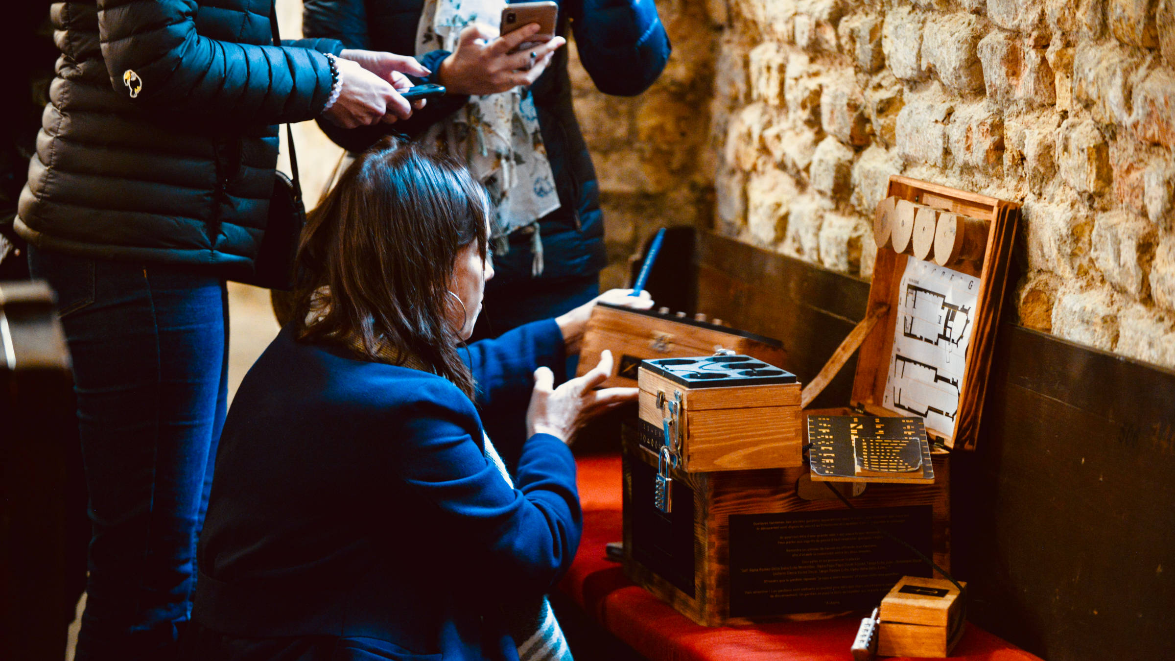 Joueurs résolvant des énigmes dans l’ambiance immersive de l’église historique.